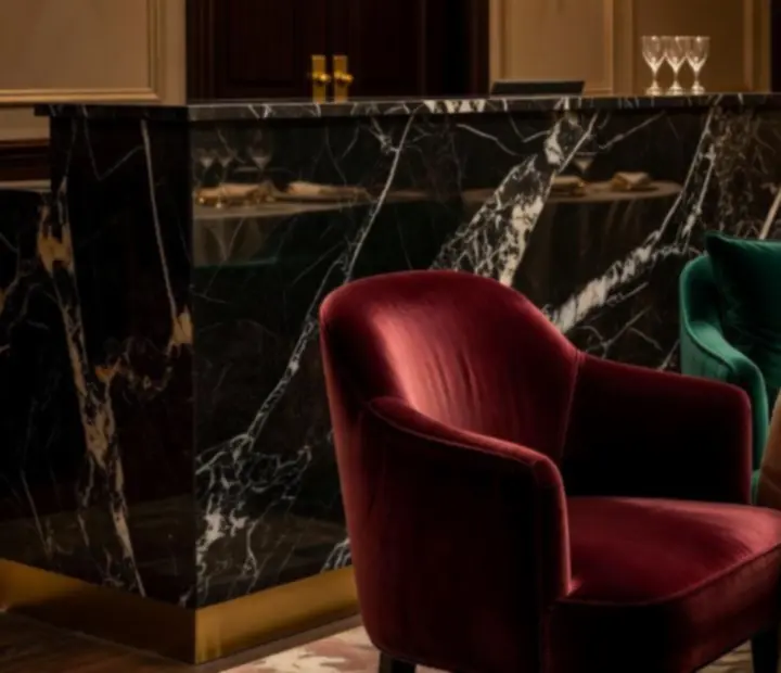 Salon de restaurant luxueux avec mobilier en velours et marbre noir