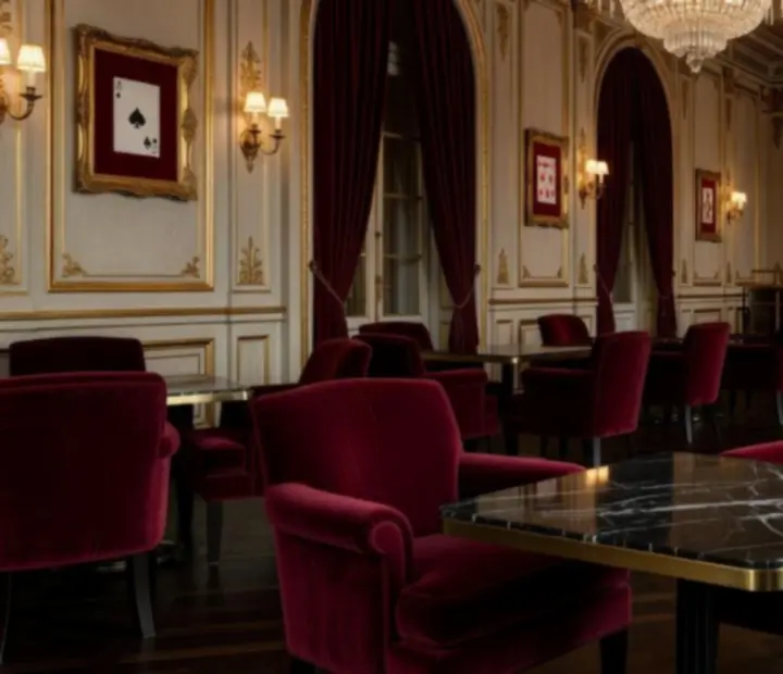 Ambiance feutrée d'un grand salon, table élégante dressée pour une soirée Maison Safran