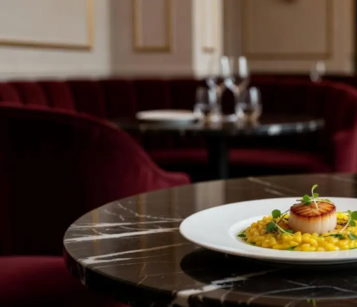 Table gastronomique dressée dans un salon feutré