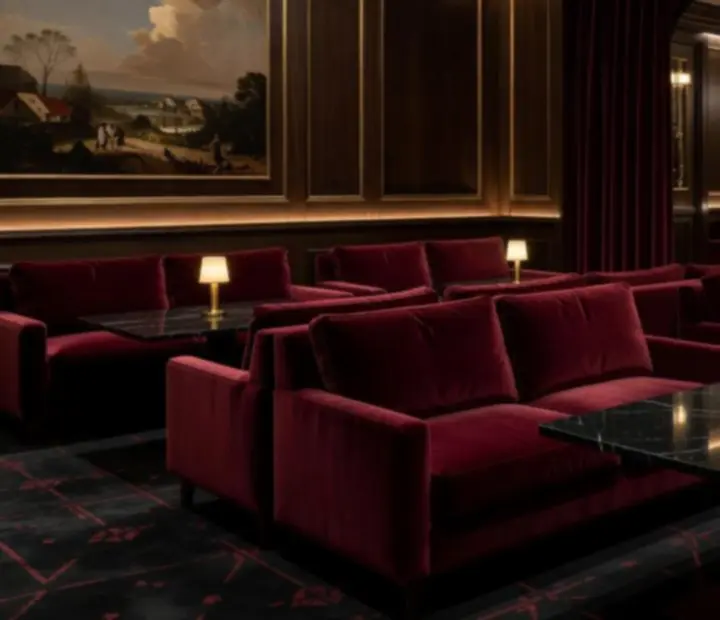 Salon privé feutré de Maison Safran avec lumières douces et banquettes en velours